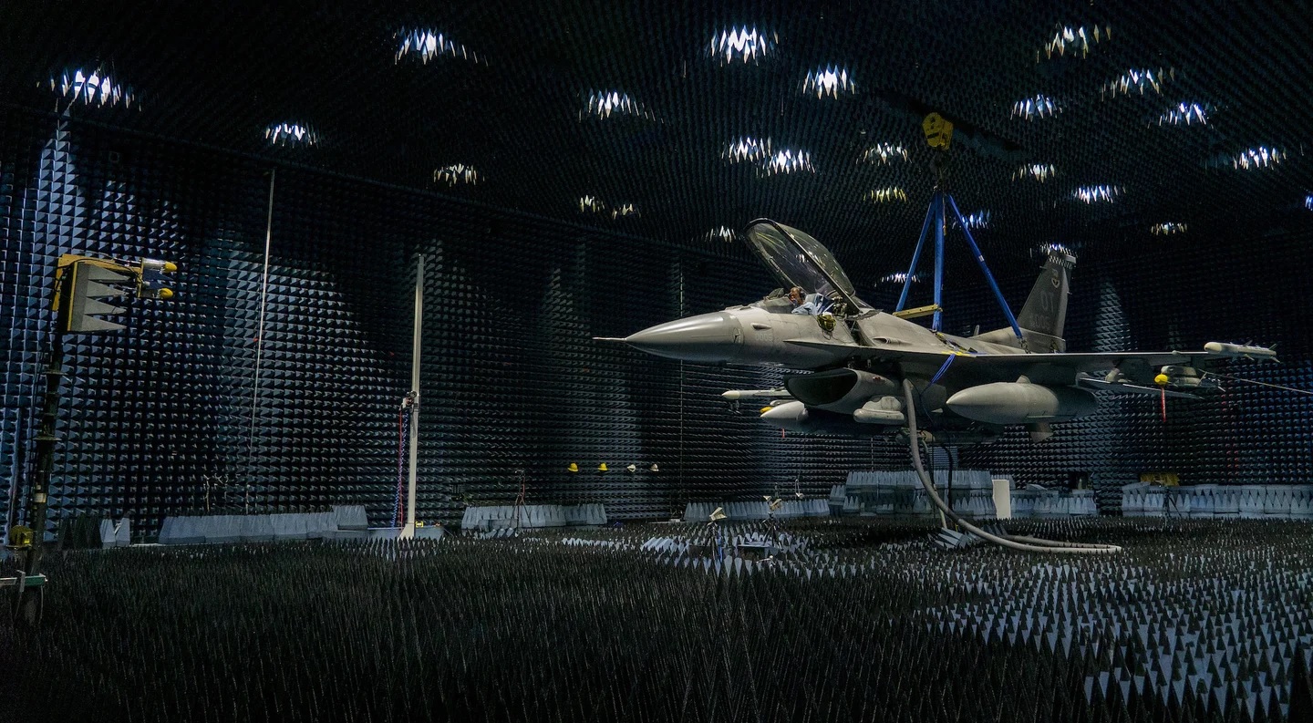 Pozemní testování elektronického boje s letounem F-16, na floridské základně Eglin Air Force Base. Kredit: US Air Force/John McRell.