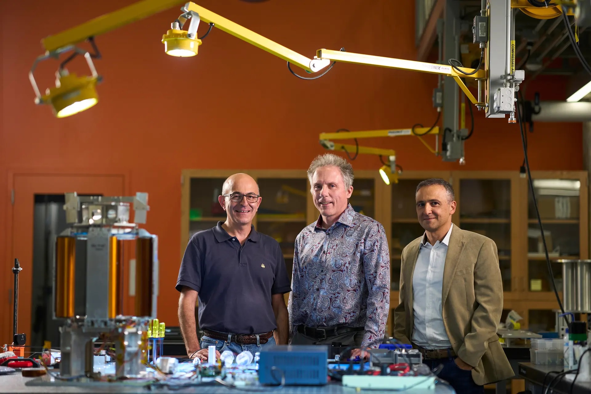 Vedoucí výzkumných týmů projektu: Sergio Pellegrino, Harry Atwater a Ali Hajimiri. Kredit: Steve Babuljak/Caltech.