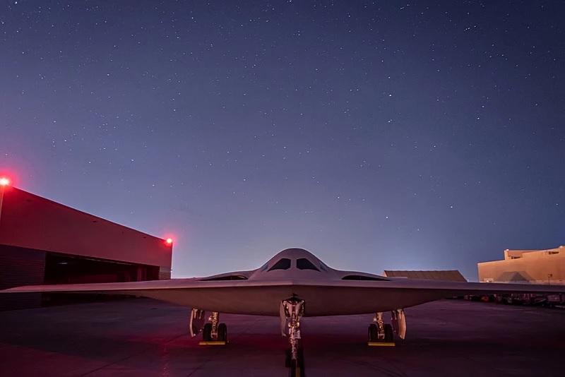 První B-21 u továrny Northrop Grumman Plant 42 v Palmdale. Kredit: US Air Force.