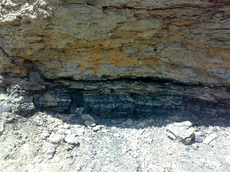 Hranice K-Pg, poměrně tenká jílová vrstvička nacházející se mezi sedimenty nejmladší křídy a nejstaršího paleogénu. Výrazně zvýšený obsah vzácného kovu platinové skupiny – iridia – ukázal vědcům již koncem 70. let minulého století, že na konci druhoh