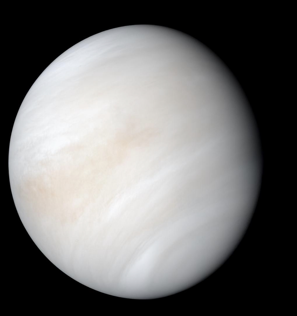 Venuše, přezdívaná „naše sesterská planeta“ pohledem objektivu lodi Mariner 10. Snímek ve viditelném a ultrafialovém světle působí mírumilovným dojmem. Kyselými mraky zahalený povrch planety ale drtí vysoký atmosferický tlak a sužuje nedostatek vody.