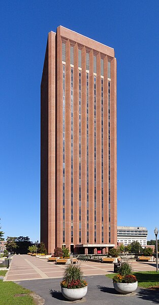 UMass Amherst má nejvyšší univerzitní knihovnu na světě. Kredit: Ktr101, Wikimedia Commons, CC BY-SA 4.0.