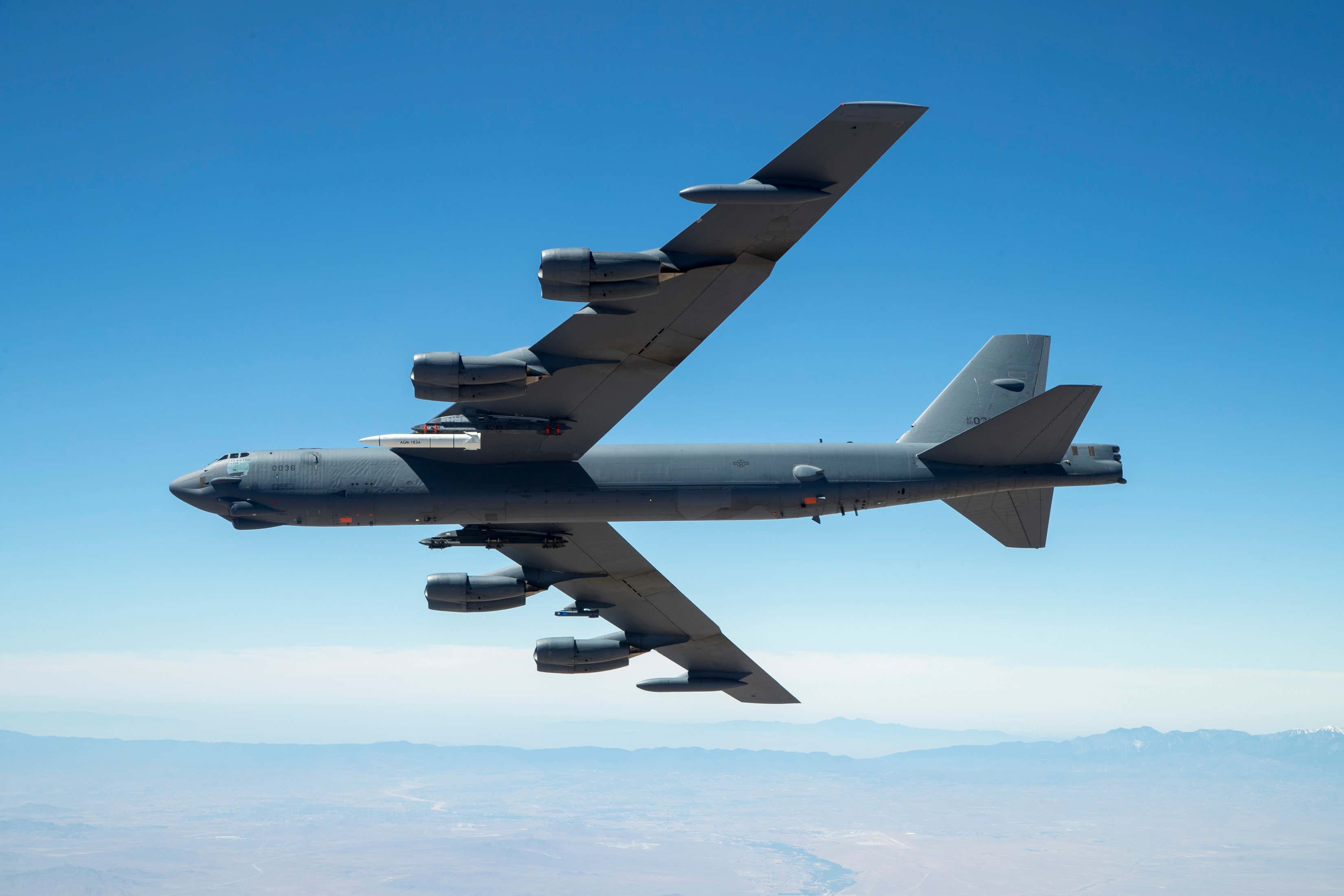 Bombardér B-52 při prvním letu s hypersonickou střelou ARRW v roce 2019. Kredit: US Air Force / Christopher Okula.