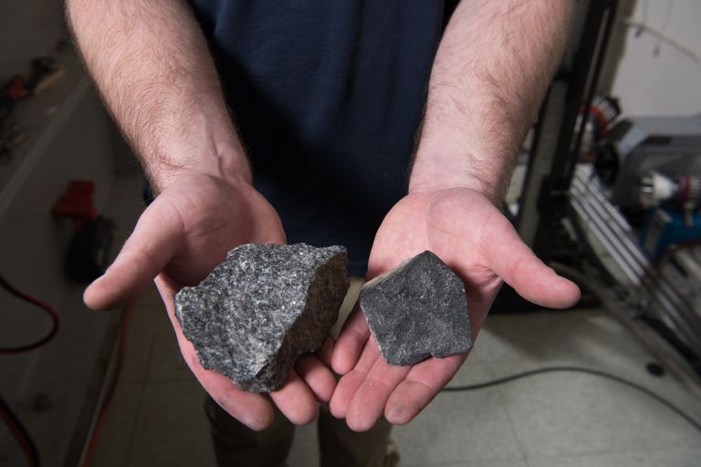 Kusy horniny používané k balistickým testům. Kredit: NASA.