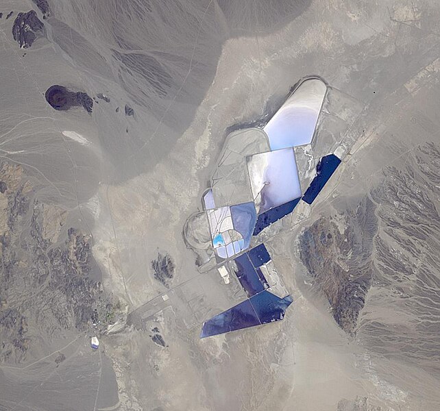 Těžba lithia ze solanky. Kredit: NASA/METI/AIST/Japan Space Systems, and U.S./Japan ASTER Science Team, Wikimedia Commons.