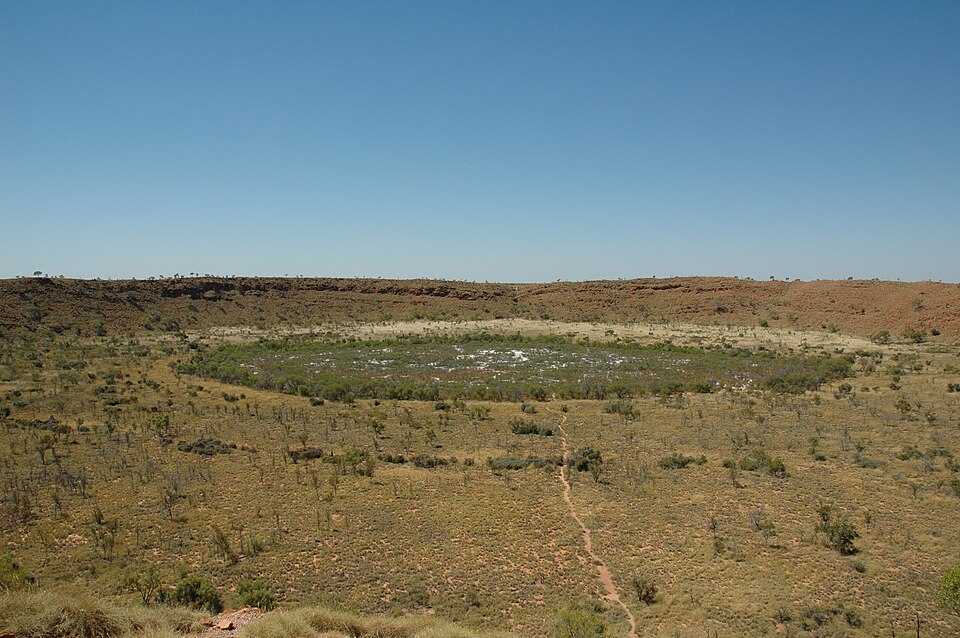 Impaktní kráter Wolfe Creek v Západní Austrálii. Kredit: TerryT2, Wikimedia Commons, CC BY-SA 4.0.