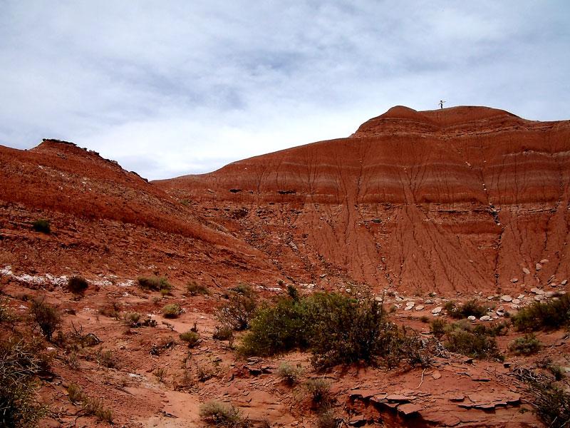 Horninové výchozy geologického souvrství Anacleto na území argentinské provincie Río Negro. V těchto sedimentech starých přibližně 80 milionů let byla objevena i lebka teropoda abelisaura. Kredit: Damián H. Zanette; Wikipedia (CC BY-SA 4.0)