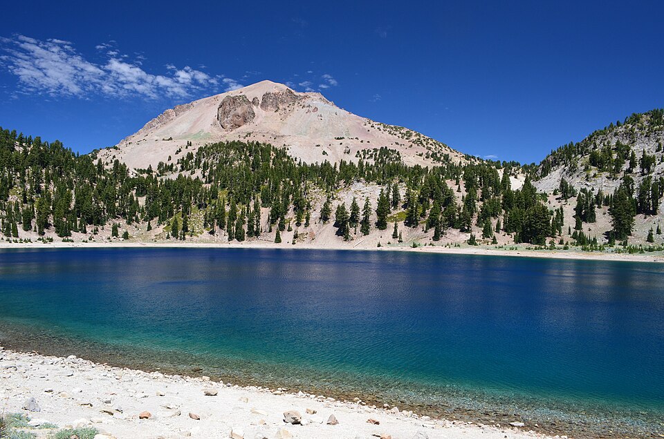 Fantastický Lassen Volcanic National Park. Kredit: NPS Photo, Wikimedia Commons.
