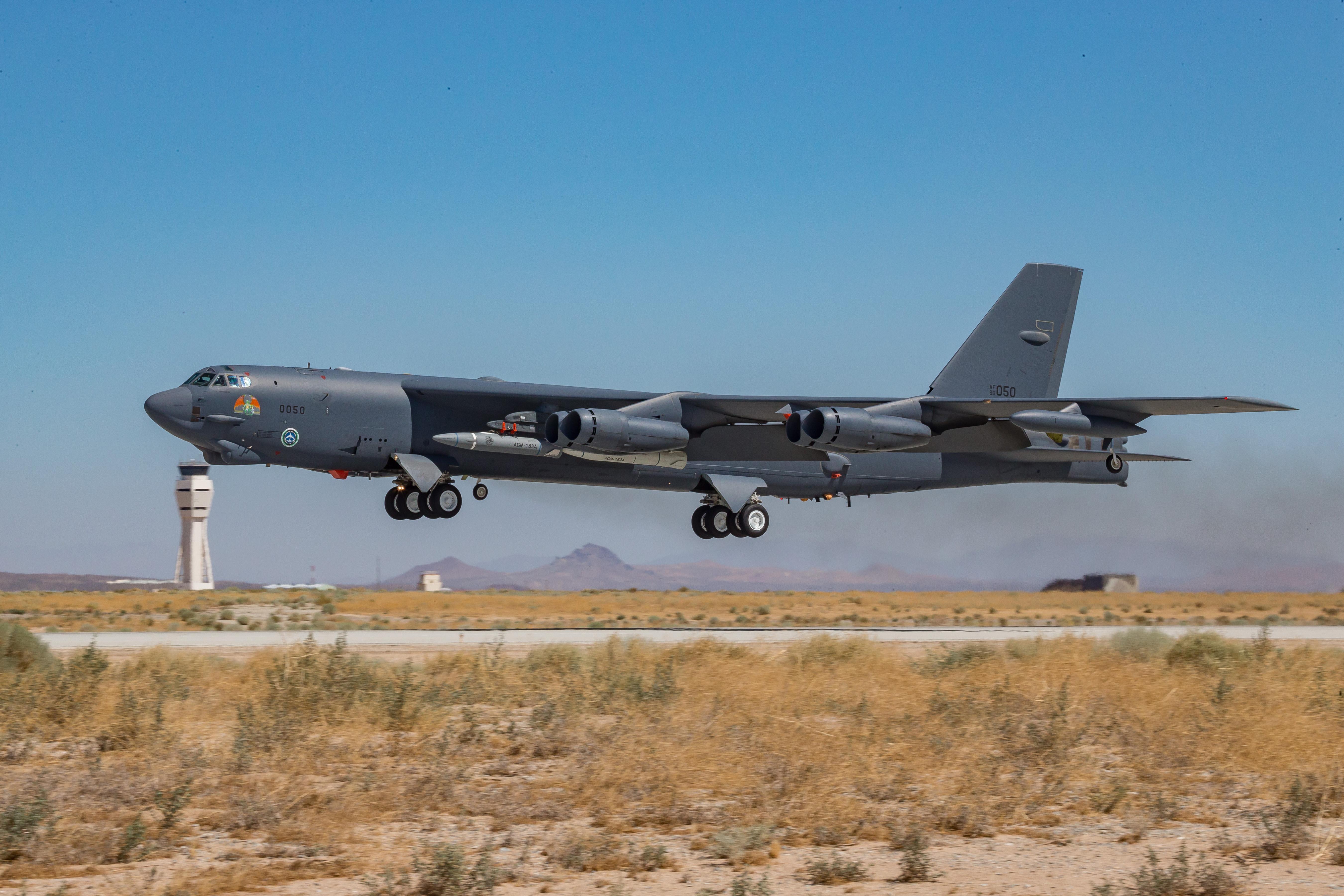 Nedávný letový test bombardéru B-52 se dvěma klasickými hyperosonickými střelami AGM-183A. Kredit: Matt Williams/US Air Force.