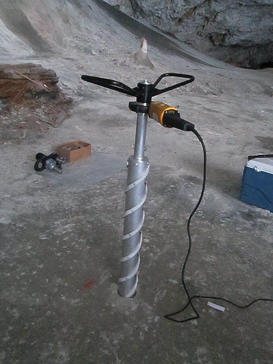 Vrtání v ledové jeskyni. Kredit: Itcus C.