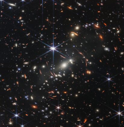 Webbovo první hluboké pole. Kromě mnoha jiných věcí na snímku vidíme též efekty silného gravitačního čočkování.
Zdroj: https://stsci-opo.org/