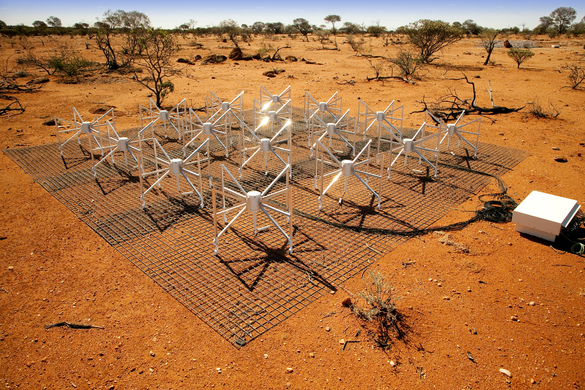 Část radioteleskopu Murchison Widefield Array v pustině. Kredit: SKA Telescope.