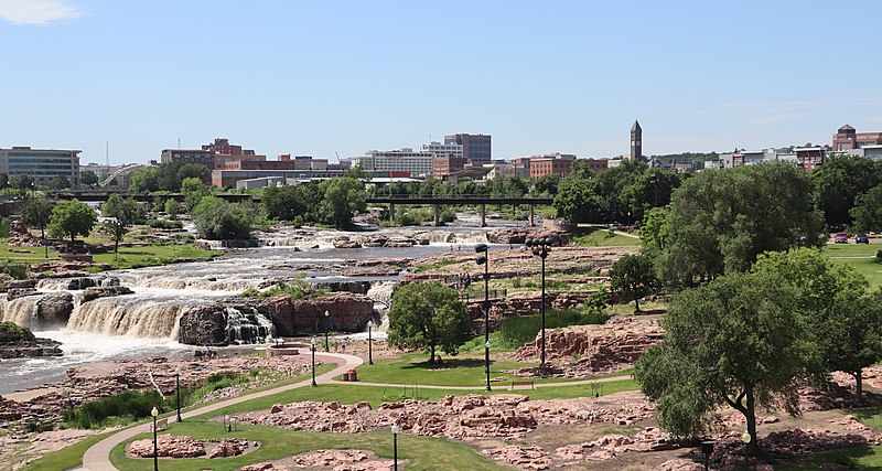 Ikonické kvarcitové vodopády v Sioux Falls, Jižní Dakota. Kredit: Jonathunder / Wikimedia Commons.