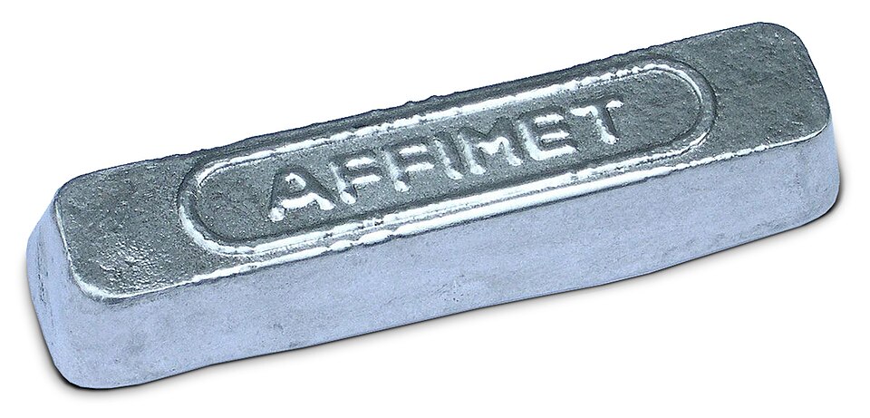 Ingot hliníku. Kredit: Romary, Wikimedia Commons, CC BY-SA 4.0.