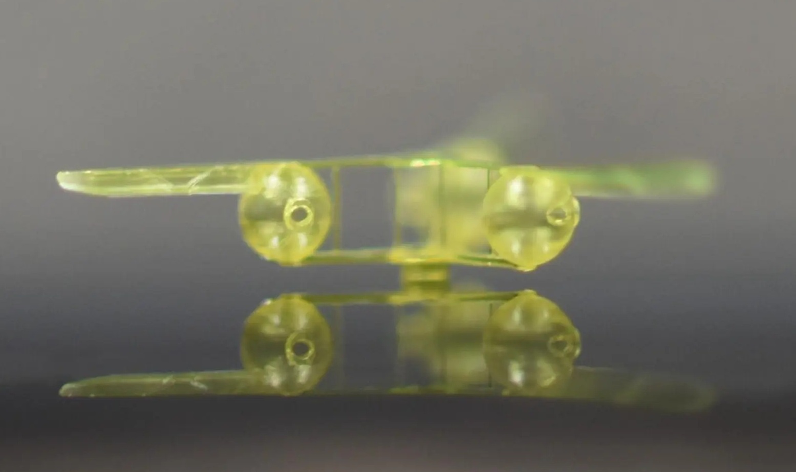 Nanodron s akustickými rezonátory. Kredit: 2026 EPFL/MICROBS, CC BY-SA 4.0.