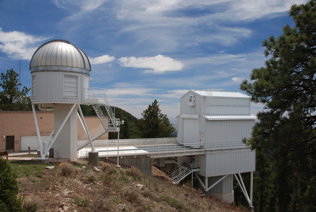 ObservatoĹ™ Apache Point. Teleskop SDSS vÂ boudÄ› vpravo. Kredit: -r.c. / Wikimedia Commons.