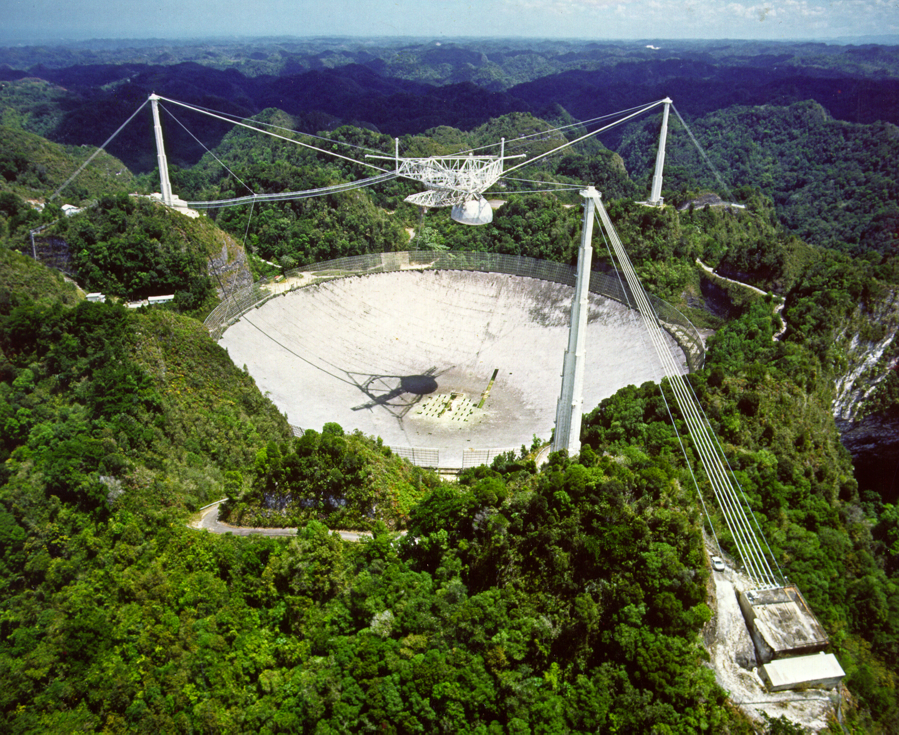 Radioteleskop Arecibo. Kredit: NSF.