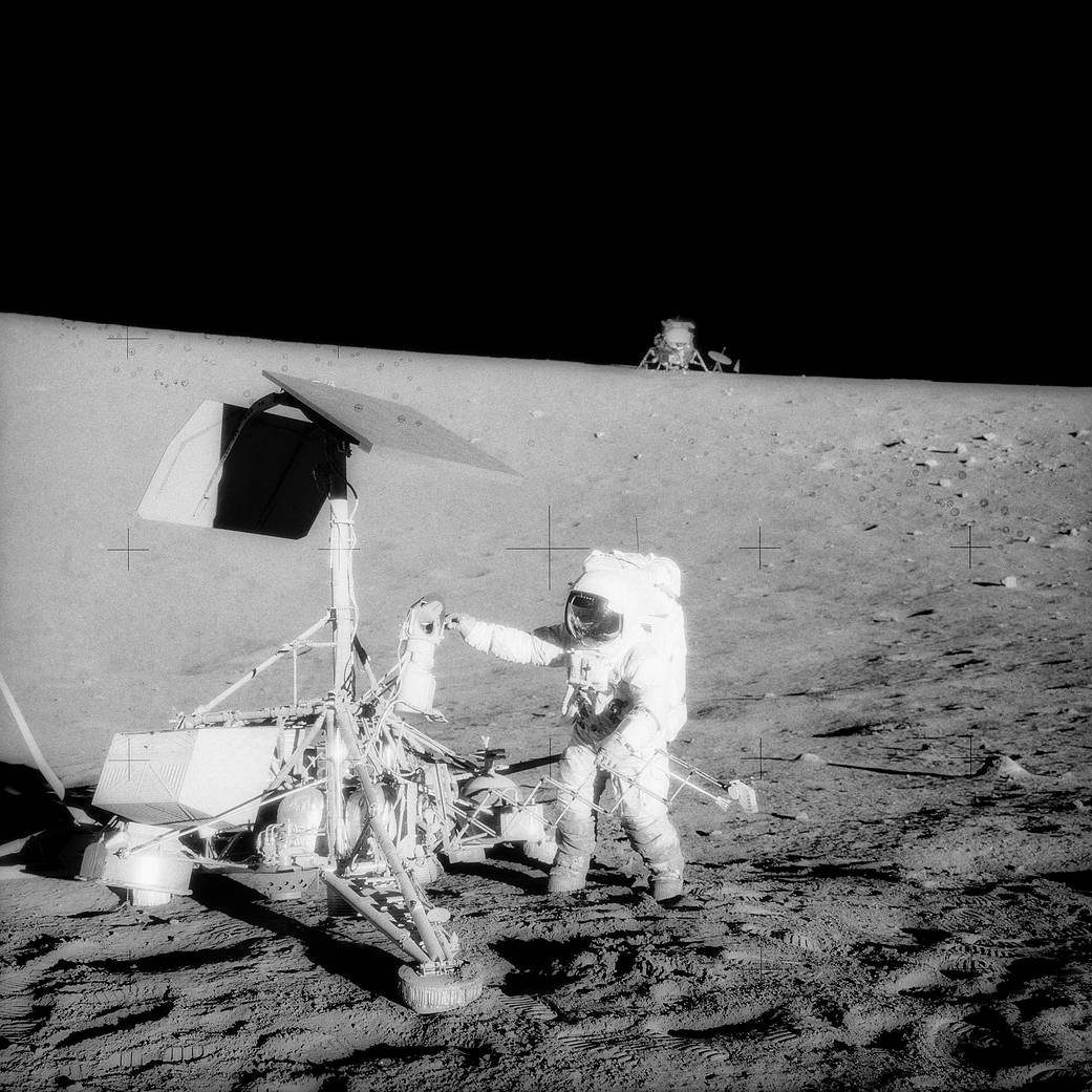 Astronauti Apolla 12 zkoumaly přistávací modul Surveyor 3 (zdroj NASA).