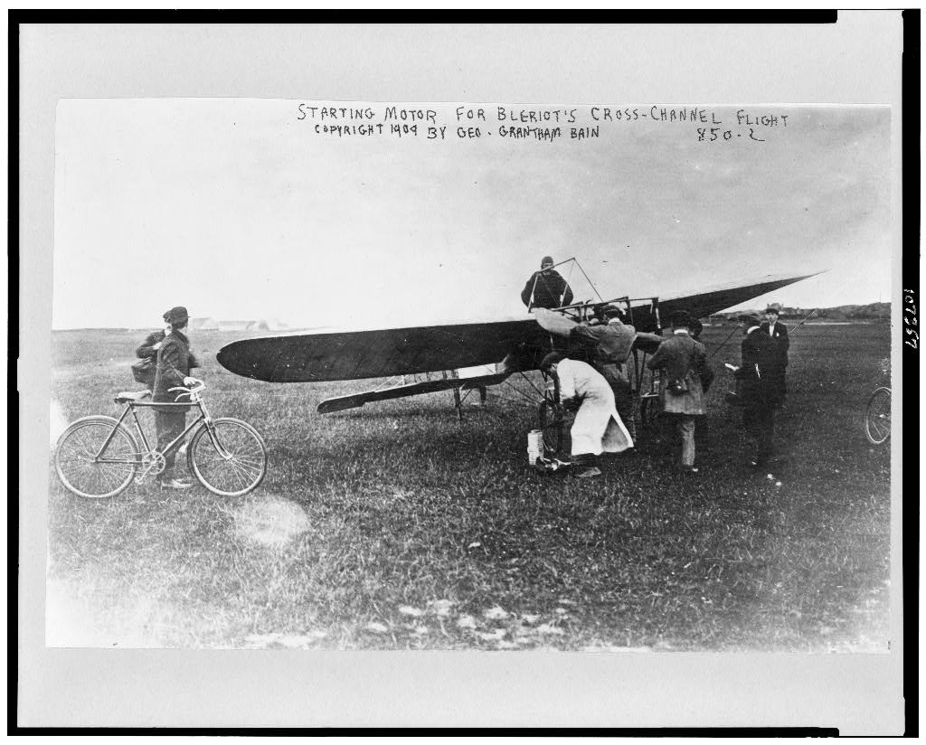 PouĹľitĂ­ obsahu flaĹˇtiÄŤky Vin Mariani k udrĹľenĂ­ bdÄ›losti pĹ™iznal i Louis BlĂ©riot, kterĂ˝ jako prvnĂ­m  pĹ™elĂ©tl kanĂˇl La Manche z Calais do Doveru. (Kredit: Wikipedia, volnĂ© dĂ­lo)