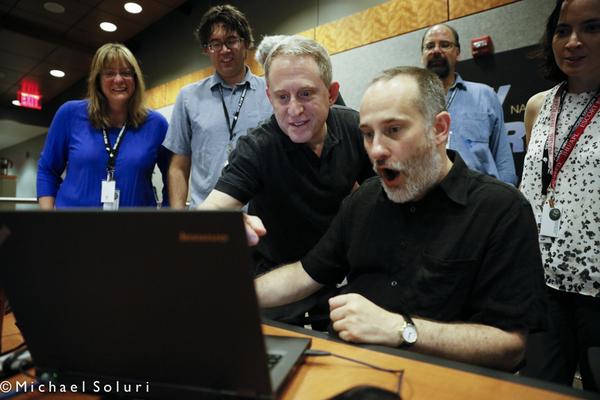 PlnĂ© pracovnĂ­ nasazenĂ­. MĂ­sto ÄŤinu: Johns Hopkins University Applied Physics Lab. Na snĂ­mku zleva: Cathy Olkin, Jason Cook, Alan Stern, Will Grundy, Casey Lisse, a Carly Howett.  Kredit: NASA/JPL/JHUAPL/https://twitter.com/newhorizons2015/Micha