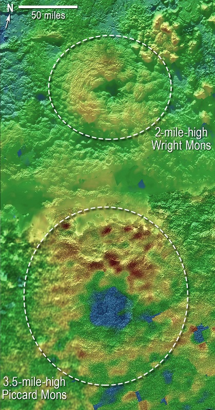 TopografickĂˇ mapa ukazujĂ­cĂ­ dva moĹľnĂ© kryovulkĂˇny. HornĂ­ Wright Mons a dolnĂ­ Piccard Mons. NejniĹľĹˇĂ­ mĂ­sta jsou oznaÄŤena modĹ™e a nejvyĹˇĹˇĂ­ ÄŤervenÄ›. Zdroj: nasa.gov