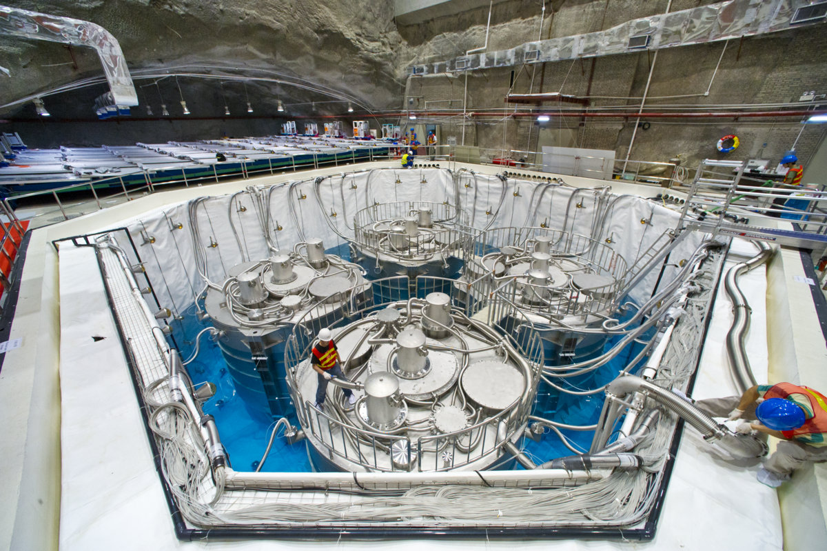 Detektory v místě maximálního vlivu úbytku elektronových antineutrin daných oscilacemi na tauonové neutrino. V tomto místě jsou čtyři detektory. Bazén, ve kterém jsou ponořeny, slouží k odstínění radioaktivního záření z pozadí. (Zdroj Roy Kaltschmidt