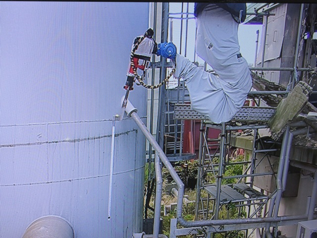 DlouhĂ© rameno umoĹľnilo zmÄ›Ĺ™it hloubku v jĂ­mce ventilaÄŤnĂ­ho systĂ©mu prvnĂ­ho a druhĂ©ho bloku (zdroj TEPCO).