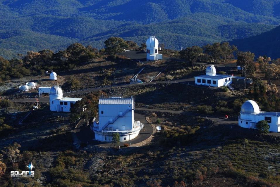 ObservatoĹ™ Siding Spring. Kredit: ANU.