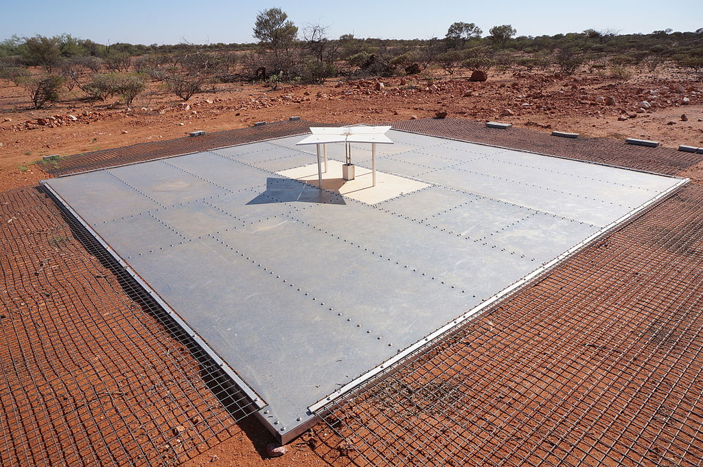 Experiment EDGES v rudé pustině Západní Austrálie. Kredit: Suzyj / Wikimedia Commons.