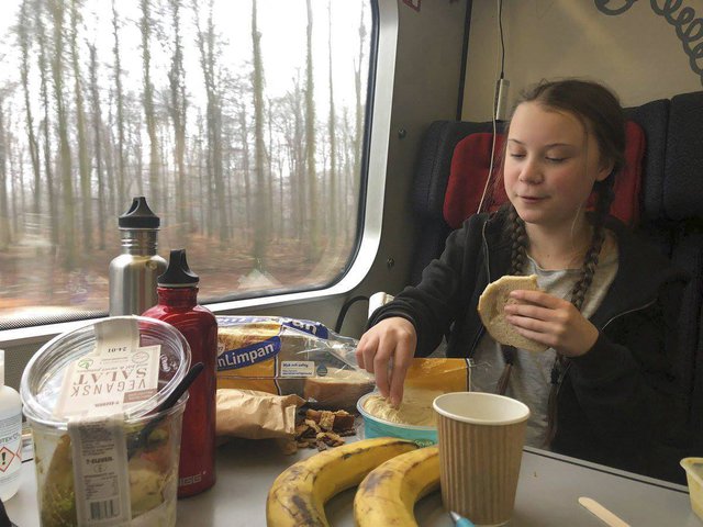 I tato snídaňová sestava Grety Thurnbergové při její cestě za politiky do Davosu plná plastů a pochutin z velmi od Švédska vzdálených míst, bez kterých by se dostatečně pestrá veganská strava asi těžko zajišťovala, ukazuje na problematičnost a složit