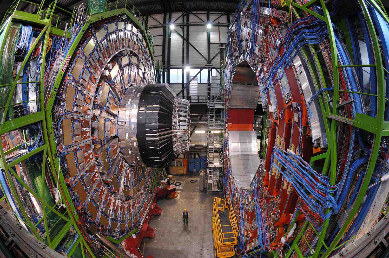 Co se skrývá pod hladinou LHC? Kredit: CERN.
