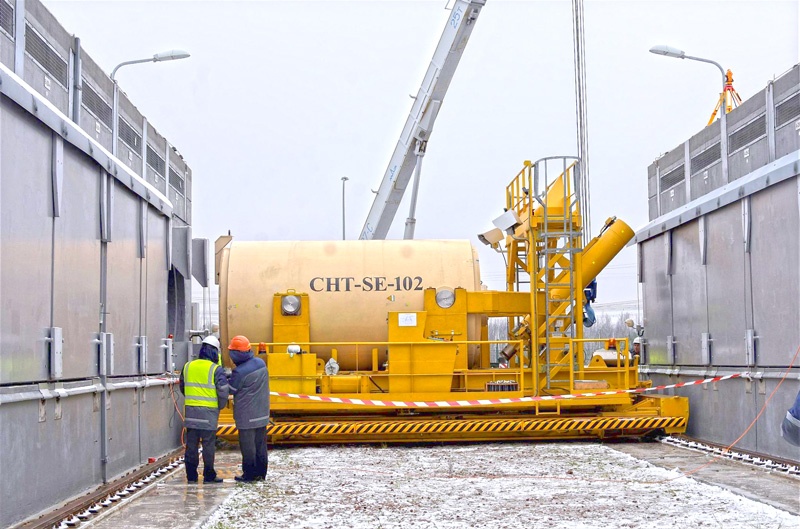 Kontejner před zasunutím do kóje suchého přechodného úložiště (zdroj Černobylská jaderná elektrárna).