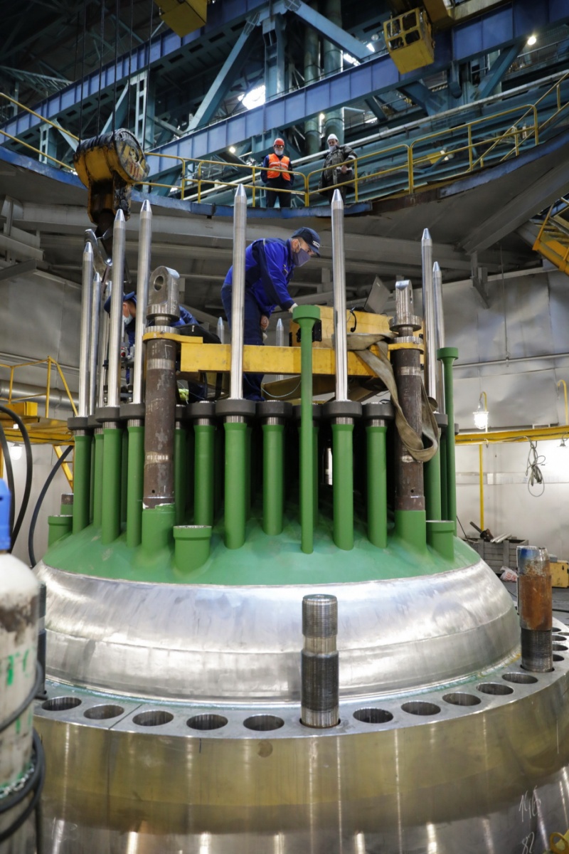 Kontrolní sestavení reaktorové nádoby pro reaktor VVER-TOI pro první blok Kurské jaderné elektrárny (zdroj Atomenergomaš).