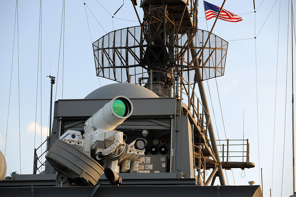 Laser na palubÄ› USS Ponce. Kredit: U.S. Navy / John F. Williams.