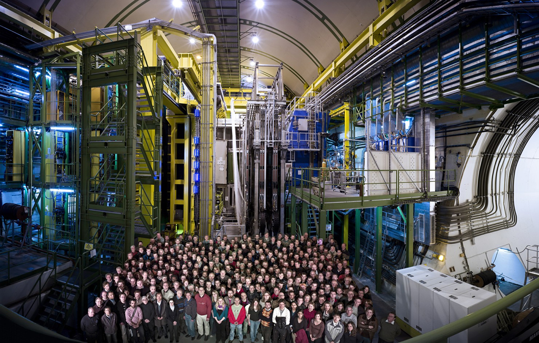 ZĂˇstupci tĂ˝mu LHCb vÂ ĂştrobĂˇch svĂ©ho stroje. Kredit: CERN / LHCb Collaboration.