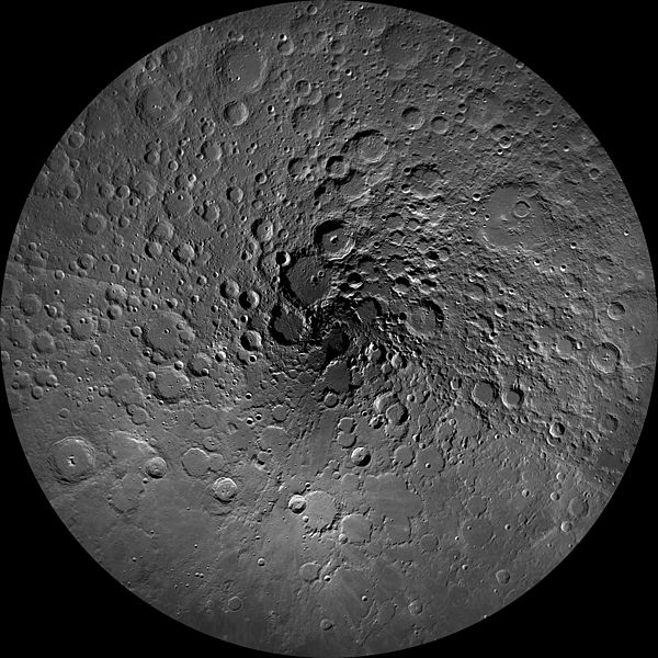 Měsíc, severní pól. Kredit: NASA/GSFC/Arizona State University.