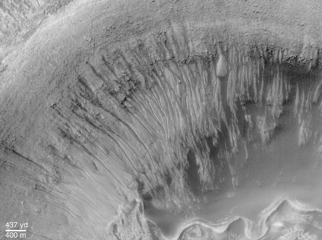 SnĂ­mek dne z ÄŤervna roku 2000 â€“ fotka poĹ™Ă­zenĂˇ sondou Mars Global Surveyor. Jsou zde velmi dobĹ™e vidÄ›t koryta, kterĂˇ vytvoĹ™ila tekoucĂ­ voda. Zdroj: http://apod.nasa.gov/