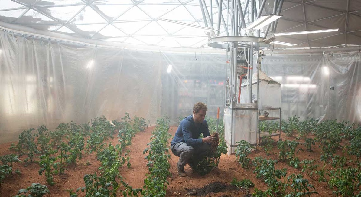 Matt Damon a brambory na Marsu. Kredit: 20th Century Fox.