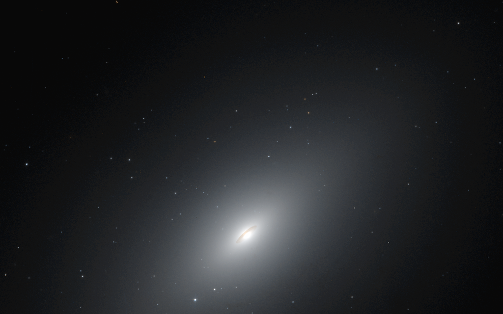 EliptickĂˇ galaxie NGC 4697. Kredit: NASA.