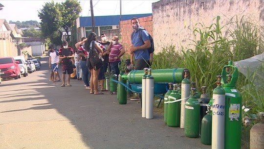 Brazilský Manaus, 16. ledna 2021. Zoufalí lidé se snaží zajistit zásoby kyslíku. „Stádní imunita“ proti covidu nezabrala. Kredit: André L P de Souza / Wikimedia Commons.