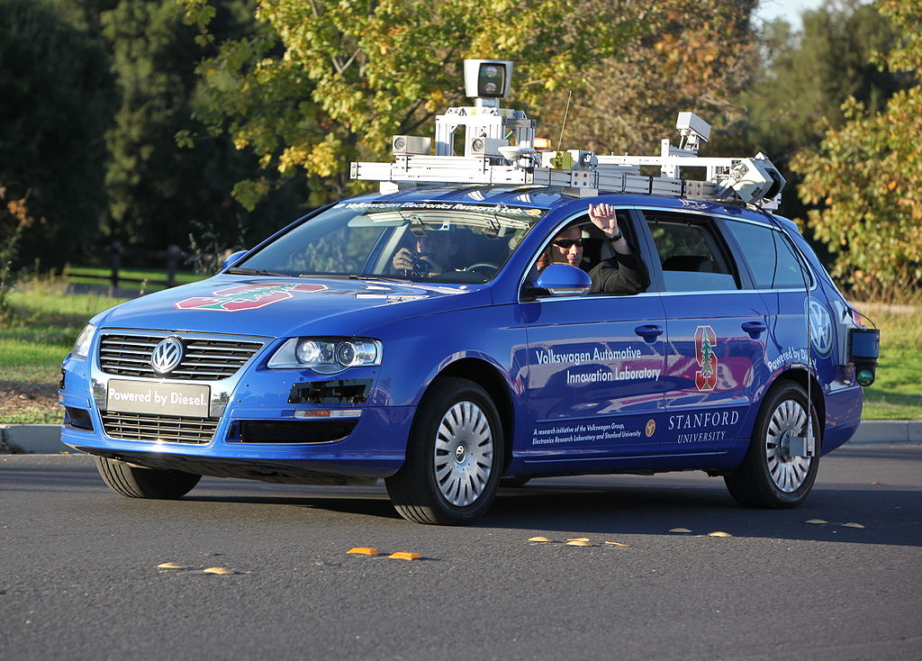 KaĹľdĂ© zaÄŤĂˇtky jsou tÄ›ĹľkĂ©. AutonomnĂ­ Volkswagen Passat, Stanford University, Ĺ™Ă­jen 2009. Kredit: Steve Jurvetson / Wikimedia Commons.