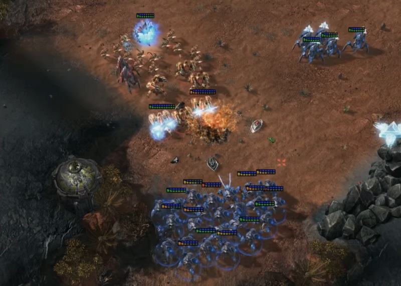 Modré jednotky umělé inteligence AlphaStar drtí lidského protivníka. Kredit: DeepMind.