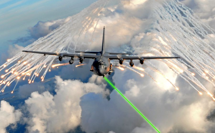 Dnes se letouny brání kinetickými zbraněmi, elektronickým bojem, klamnými cíli nebo klasickým manévrováním. Lasery by mohly výrazně pomoct. Kredit: US Air Force / Julianne Showalter.