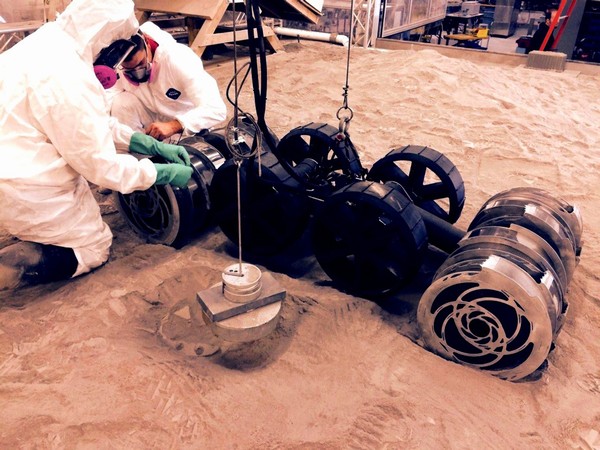 DruhĂˇ generace roveru RASSOR na Swamp Works v KSC.  Kredit: NASA