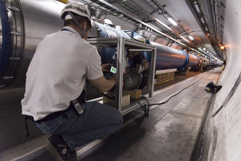 PoĹ™izovat rentgenovĂ© snĂ­mky LHC nenĂ­ hraÄŤka. Kredit: Maximilien Brice / CERN.
