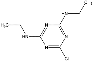 Simazin. V EU byl zakázán před 10 lety. Dnes se ho ale do půdy dostává mnohonásobně více než v dobách, kdy byl povolen.