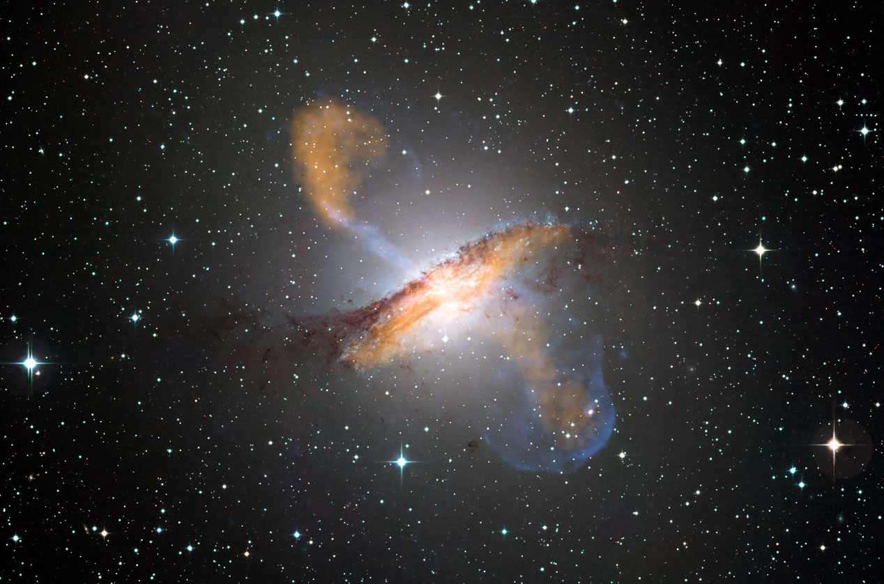 Relativně blízká „běžná“ rádiová galaxie Centarus A. Kredit: ESO/WFI (Optical); MPIfR/ESO/APEX/A.Weiss et al. (Submillimetre); NASA/CXC/CfA/R.Kraft et al. (X-ray).