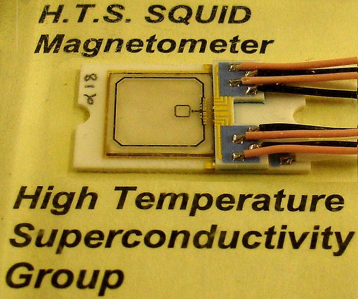 SQUID magnetometr. Kredit: Zureks / Wikimedia Commons.
