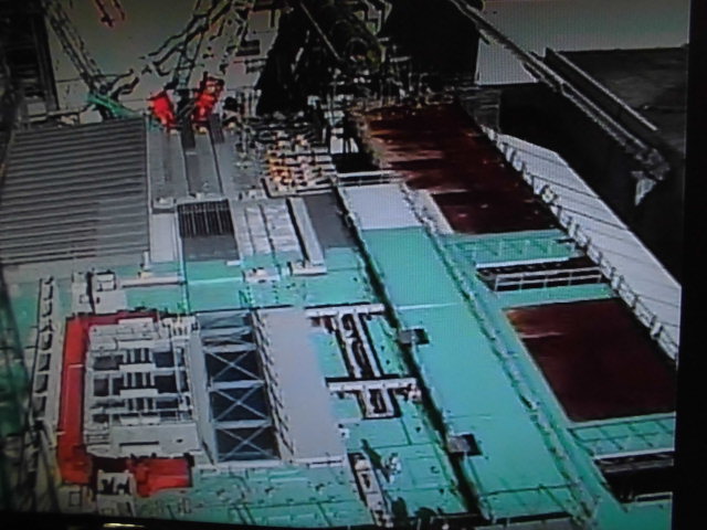 Stavba zastřešení patra s bazénem (zdroj TEPCO).