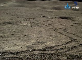 Stopy Nefritového králíka 2 na povrchu odvrácené strany Měsíce (CNSA).